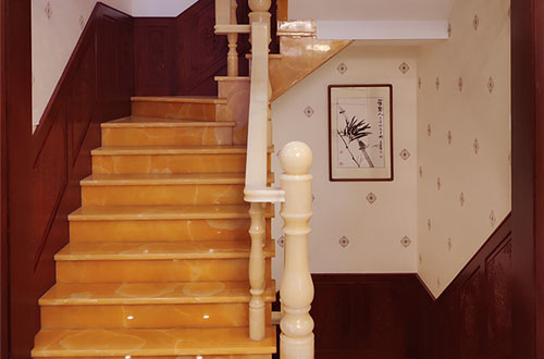 青田中式别墅室内汉白玉石楼梯的定制安装装饰效果