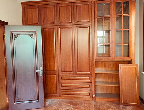青田中式家庭装修里定制的实木衣柜效果图
